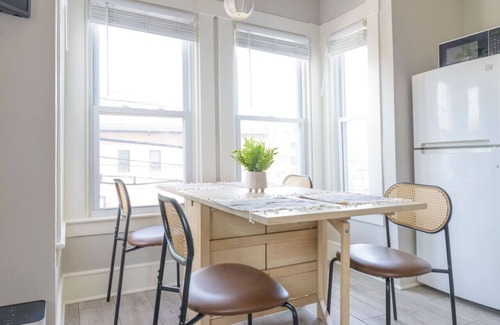 Portsmouth House | Downtown House Sleeps 10 with 3 King Beds and More