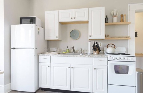 Portsmouth House | Downtown House Sleeps 10 with 3 King Beds and More