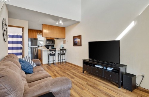 Hood River House | Downtown HR 2-bed/2-bath condo