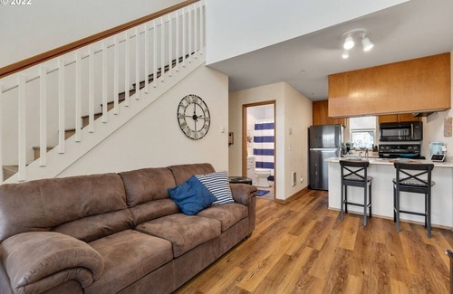 Hood River House | Downtown HR 2-bed/2-bath condo