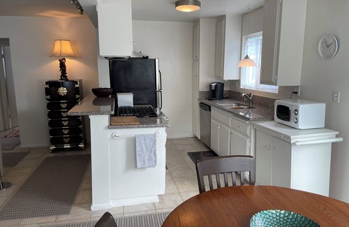 Huntington Beach Apartment | Downtown Huntington Beach Fun, Quiet 4 blocks from the ocean