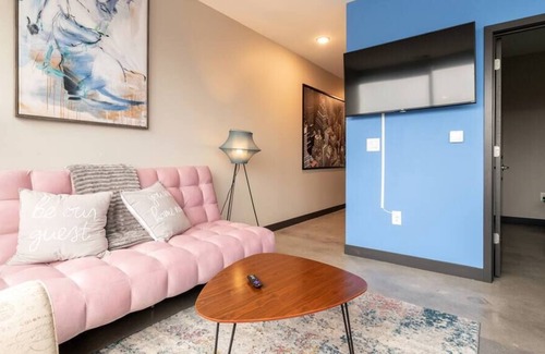 Downtown Kansas City Apartment | Downtown KC 2 Bedroom King/Queen/Sports Complex