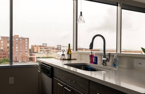 Downtown Kansas City Apartment | Downtown KC 2 Bedroom King/Queen/Sports Complex