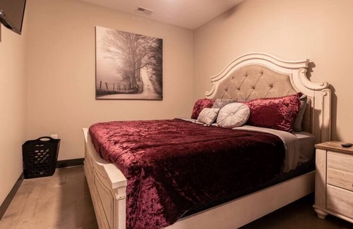 Downtown Kansas City Apartment | Downtown KC 2 Bedroom King/Queen/Sports Complex