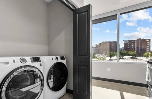 Downtown Kansas City Apartment | Downtown KC Corner Studio King Bed Fantastic Views