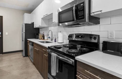 Downtown Kansas City Apartment | Downtown KC Studio City Views GYM/Basketball