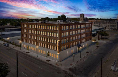Brazos Apartment | Downtown King Apartment w/King Bed