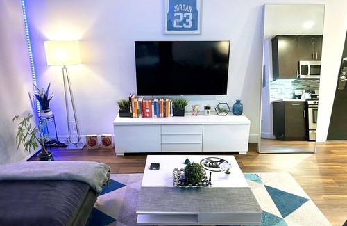 Vernon Apartment | Downtown LA - Free Parking- Legends Loft!