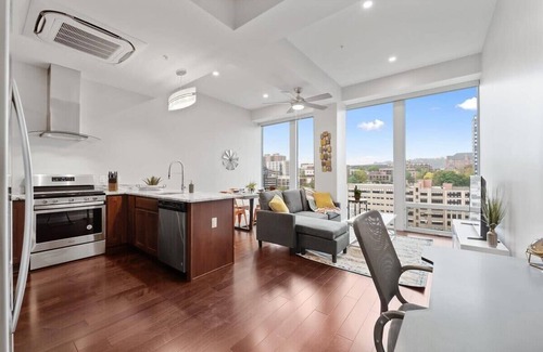 Downtown Pittsburgh House | Downtown Loft | Skyline Views | Free Parking | Gym