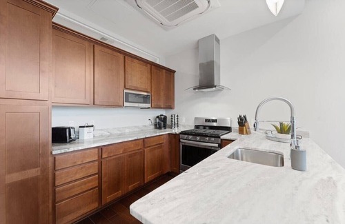 Downtown Pittsburgh House | Downtown Loft | Skyline Views | Free Parking | Gym
