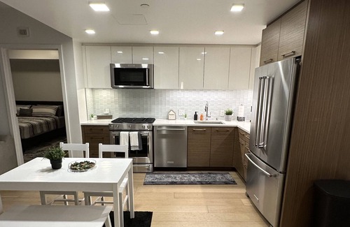 Vernon Apartment | Downtown Los Angeles Luxury Vibe Getaway