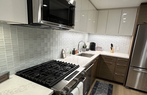 Vernon Apartment | Downtown Los Angeles Luxury Vibe Getaway