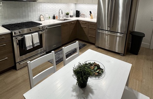 Vernon Apartment | Downtown Los Angeles Luxury Vibe Getaway