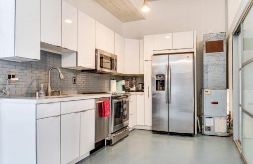 Historic Core Apartment | Downtown Los Angeles Condo with Rooftop Pool Access