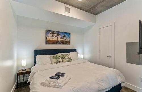 Rio Grande Apartment | Downtown Lux Bldg - Rooftop Pool-hottub - King bed