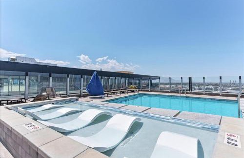 Rio Grande Apartment | Downtown Lux Bldg - Rooftop Pool-hottub - King bed