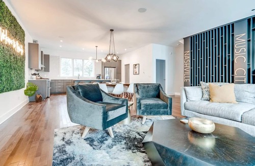 North Nashville House | Downtown Luxury - 10 Beds Free Parking