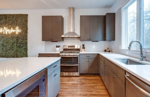 North Nashville House | Downtown Luxury - 10 Beds Free Parking
