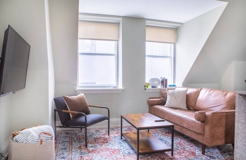 East Town Apartment | Downtown Luxury 1BR Loft