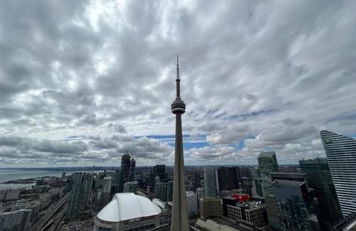 Toronto Entertainment District Apartment | DOWNTOWN, LUXURY CONDO, CN TOWER, ROGERS CENTER, SCOCIA ARENA, UNOBSTRUCTED VIEW