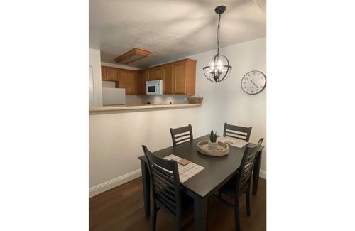 Downtown Condo | Downtown Luxury Condo. Gated, Updated w/Parking, Pool & Gym. Close to hospitals.