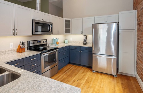 Central Business District Apartment | Downtown Luxury Loft ,13-Ft Ceilings, Walkable