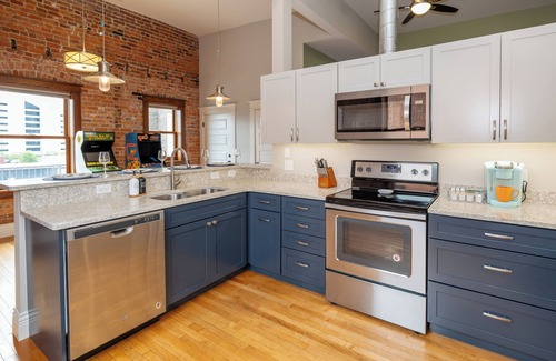 Central Business District Apartment | Downtown Luxury Loft ,13-Ft Ceilings, Walkable