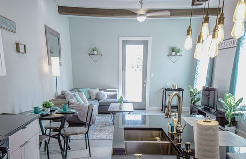 Historic Garderns House | Downtown Luxury Townhome-1 mile from River Walk
