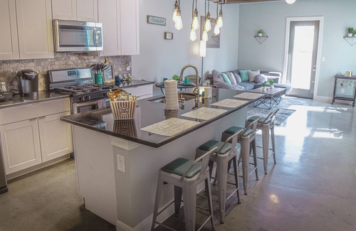 Historic Garderns House | Downtown Luxury Townhome-1 mile from River Walk