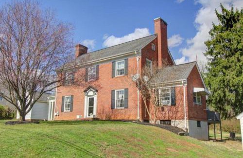 Lynchburg House | Downtown Lynchburg Getaway with Parking Convenience and Minutes to Downtown