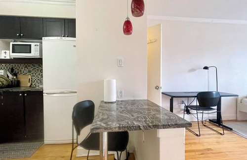 Milton Park Apartment | Downtown McGill festival area explore the city in wonderful summer