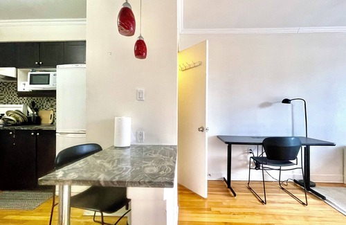Milton Park Apartment | Downtown McGill festival area explore the city in wonderful summer