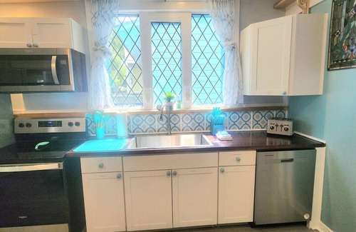 Downtown Historic District Apartment | Downtown Mosaic Historic Escape