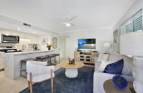 Old Naples Condo | Downtown Naples Beach Condo, Half block from Famous 5th Ave