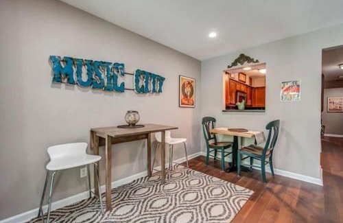 North Capitol Apartment | Downtown Nashville Covered Parking unit 1014