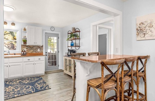 Buford Cottage | Downtown, Near Train, Shops & Eats, Thanksgiving