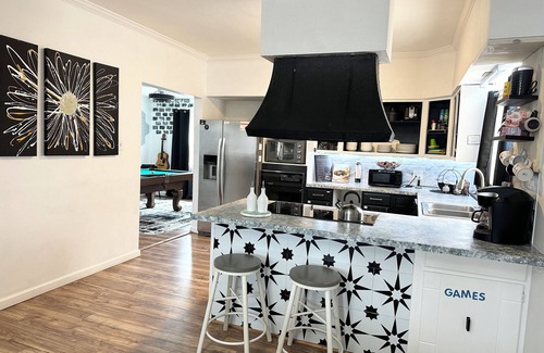 Twin Falls House | Downtown oasis. Abundance of Entertainment & Amenities Hot Tub King Bed