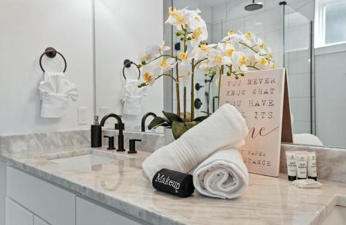 Buena Vista House | Downtown Oasis Sleeps 12 and 1 and a half miles to Broadway