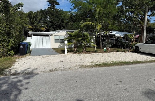 Tarpon River House | Downtown Oasis, cozy backyard, near airport/cruise