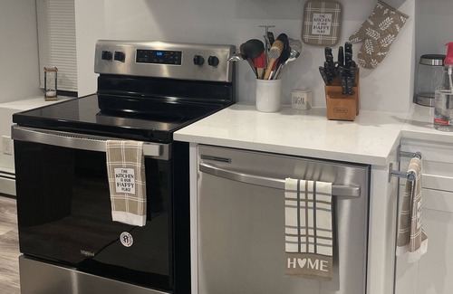 Troy Apartment | Downtown Oasis