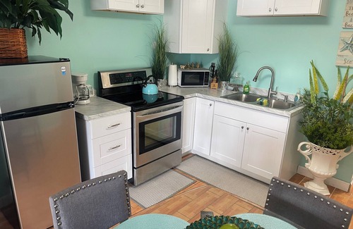 Southside House | Downtown Oasis: 2 BR Near Beach
