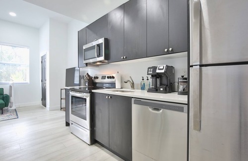 Gillespie Park House | Downtown Oasis Work Relax and Bring Your Pet