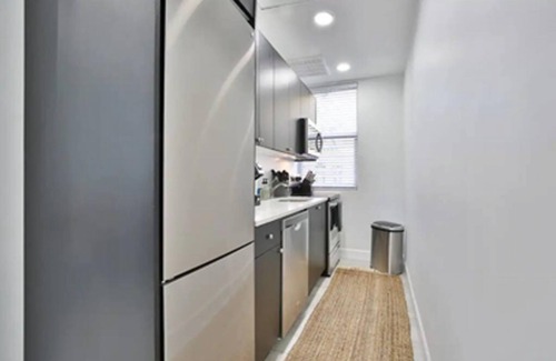 Gillespie Park House | Downtown Oasis Work Relax and Bring Your Pet