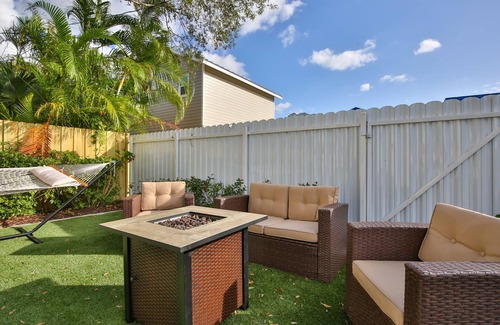 Gillespie Park House | Downtown Oasis Work Relax and Bring Your Pet