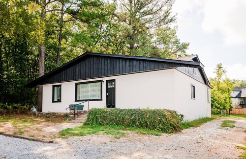 Fayetteville House | Downtown on Township! 6 min From UofA! Walkable amenities!