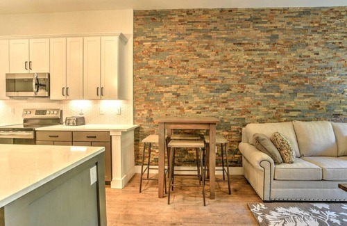 Kenilworth Condo | Downtown Open Concept with Balcony