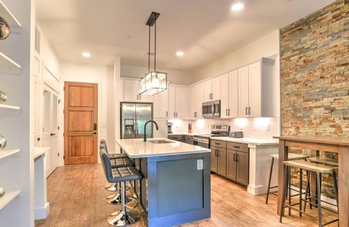 Kenilworth Condo | Downtown Open Concept with Balcony