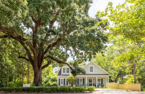 Ocean Springs House | Downtown Os Artistic Stay W Fire Pit, Game Room!