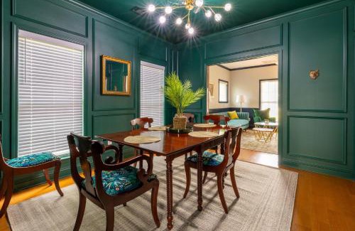 Ocean Springs House | Downtown Os Artistic Stay W Fire Pit, Game Room!