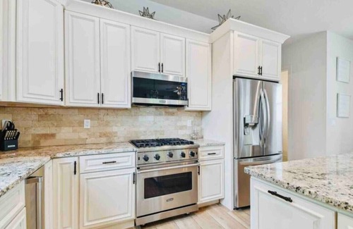 Gillespie Park Apartment | Downtown, Pets, 2-Car Garage, Beach & St. Armands